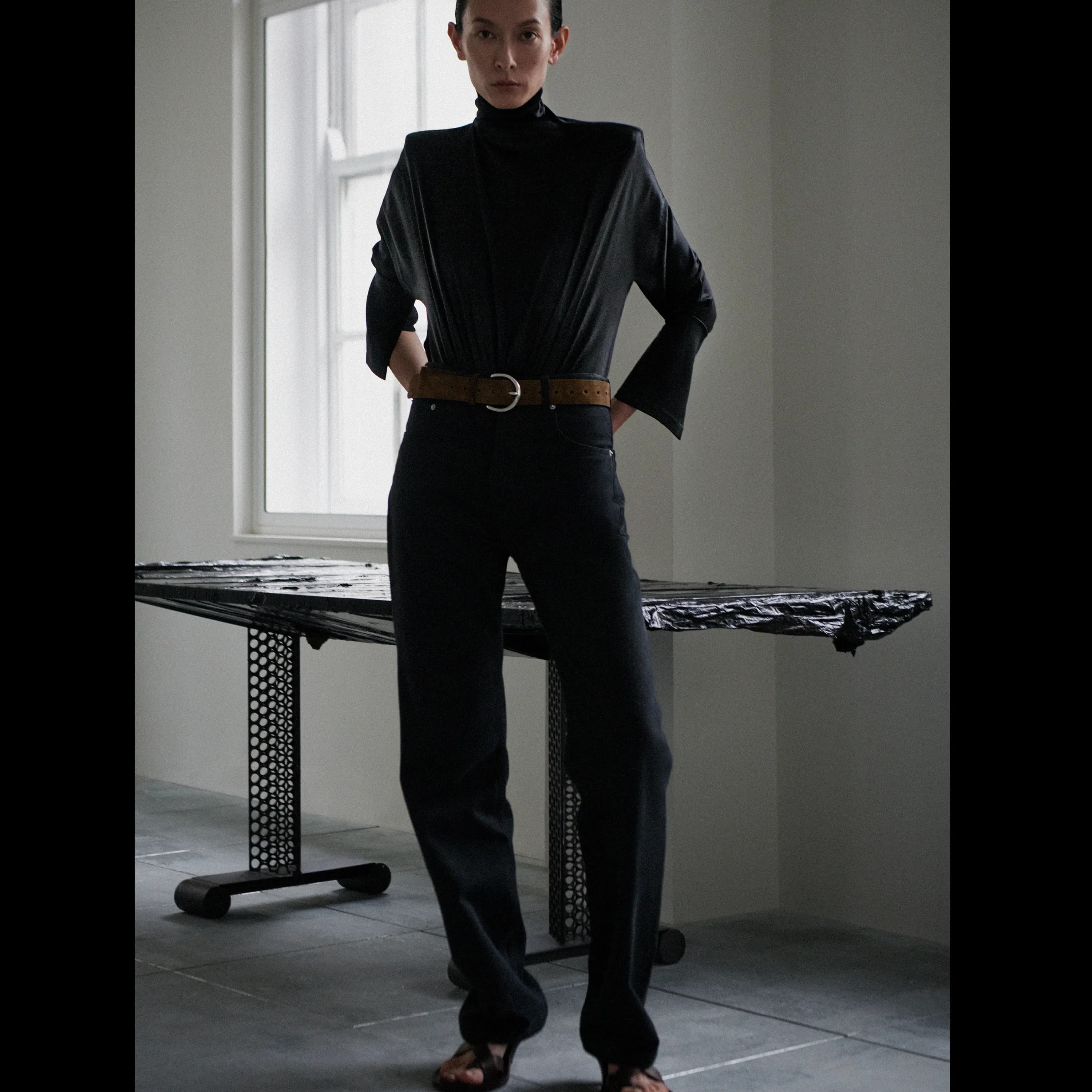 PHOEBE PHILO ブラックシルクのショルダーボディ Phoebe Philo Previews New Collection Filled With Signature